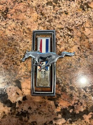 Ford Mustang 1970 OEM PARRILLA PARRILLA EMBLEMA D0ZB-8B369-A Pony Horse usado original Foto 1 de 4