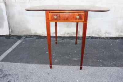 Gran mesa inglesa Hepplewhite caoba pembroke con bandas de madera satinada c. 1940 Foto 1 de 4