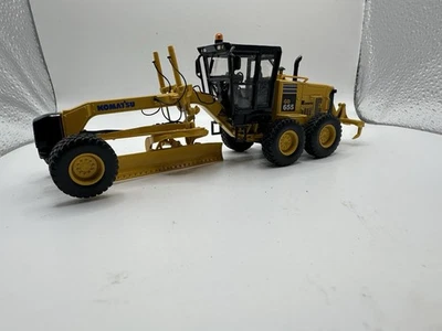 Motoniveladora 1/50 diecast Komatsu GD655-6 con desgarrador de primera marcha 50-3409 Foto 1 de 3