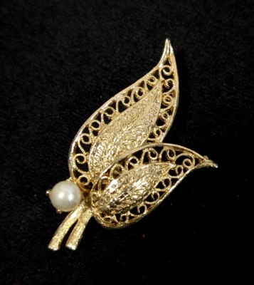 Broche prendedor vintage de perla sintética doble hoja de trabajo de metal abierto tono dorado Foto 1 de 4