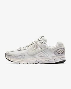 Nike Zoom Vomero 5 Herrenschuhe in Vast Grey/Black/Sail - Bild 1 von 7