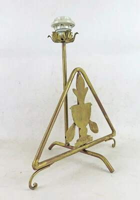 VECCHIA LAMPADA DA SCRIVANIA DORATA FERRO BATTUTO FORGIATO MANO TRIANGOLO CH35 - Immagine 1 di 4