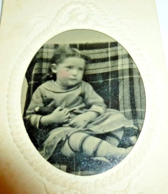 Антикварная оловянная фотография девочки ребенка на клетчатом диване - Изображение 1 из 3