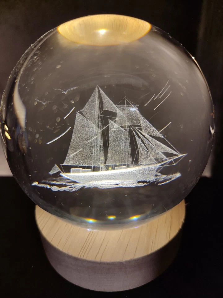 Glaskugel mit edlem Holzsockel und elektr. Beleuchtung ca. 8cm Lampe Segelschiff - Bild 1 von 1