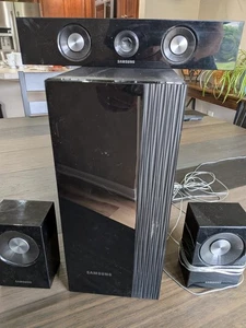 Samsung PS-WC650W Subwoofer Centrale 2 Altoparlanti Posteriori Sistema Surround FUNZIONA 100% - Foto 1 di 2