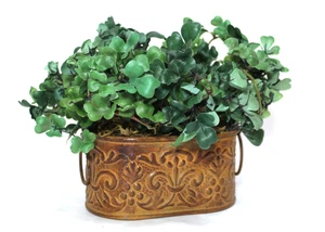 Maceta pequeña en relieve de metal envejecido con anillos laterales y vegetación - Imagen 1 de 6