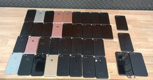 Lot x38 Apple iPhone 7, A1778, A1784, A1779 - As-Is/Broken/For Parts UNTESTED - Photo 1 sur 21