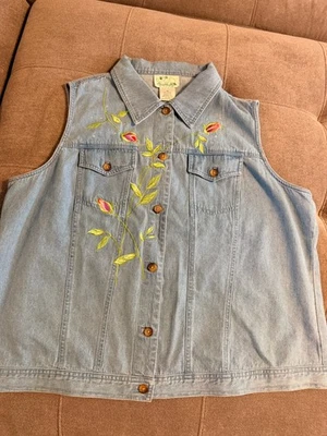 Quacker Factory Denim Vest Womens Sz 1X Blue Embroidered Floral Pockets - Image 1 of 4