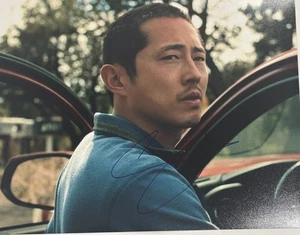 Steven Yeun BEEF Walking Dead signed Autogramm 8x10 Foto - Bild 1 von 1