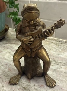 De colección Divertida RANA de Latón en Esmoquin y Pajarita Tocando Guitarra ~ Estatuilla de Banda Estatua ~ R38 - Imagen 1 de 8
