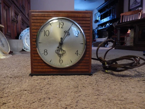 Seth Thomas Footed Chime Clock E524 Woodbury Wooden Electric AS-IS Needs work Cover