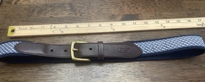 Cinturón de cuero marrón Vineyard Vines para hombre azul ballena incrustación de seda hebilla de latón Foto 1 de 4