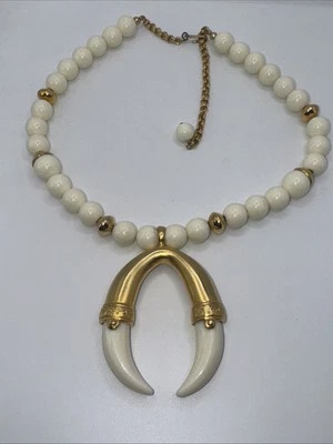 Collar Kenneth Lane de resina de perlas blancas y doradas con colgante de colmillo Foto 1 de 4