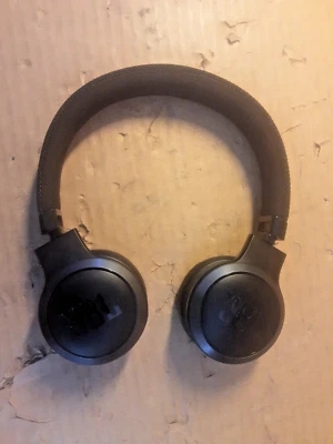 JBL Live 400BT - Wireless Bluetooth Headphones  Black On-Ear Headphones - Image 1 of 4