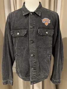 The Wild Collective New York Knicks Denim Trucker Style Jeansjacke anthrazit L - Bild 1 von 7