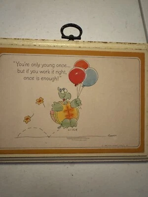 Placa de pared de madera vintage sello You’re Only Young Once Work It Right Enough Foto 1 de 4