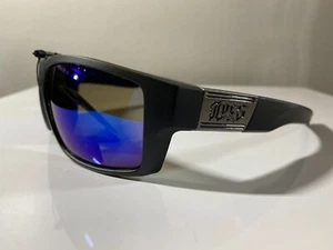 Herren Sonnenbrille zum Umhängen mit schwarzem Gestell und lila reflektierenden Gläsern - Bild 1 von 5