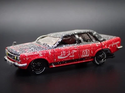 Datsun Bluebird 1600 Sss Quattro Porte Distrutto Coke 1:64 Modello Auto Diecast - Immagine 1 di 4