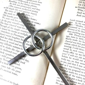 Vintage silberfarbenes Hochzeitskreuz mit ineinandergreifenden Ringen - 8" Einheitssymbol - Bild 1 von 5