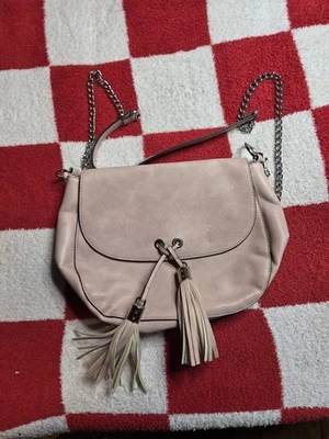 Bolso de mano convertible XBody con borla rubor Madden Girl SNB806 S10 Foto 1 de 4