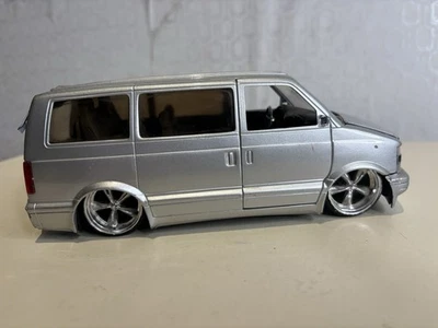 Chevy Astro Jada Toys 2001 Dub CIty -incompleto- plateado escala 1:24 Foto 1 de 4