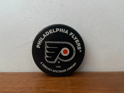 Disco de hockey complejo vintage Philadelphia Flyers Comcast Spectacor CoreStates Foto 1 de 4