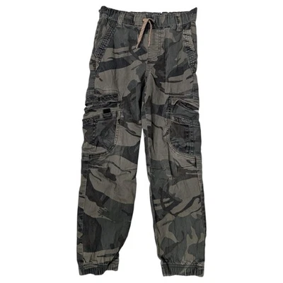 Pantalones cargo Wrangler niños 8 ajustados camuflados cintura ajustable dobladillo elástico exterior Foto 1 de 4