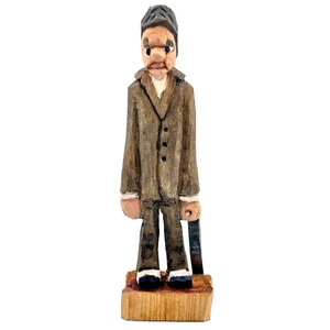 Geschäftsmann trägt Aktentasche 6" Lindsay Pendleton Volkskunst Holzschnitzerei 2017 - Bild 1 von 5