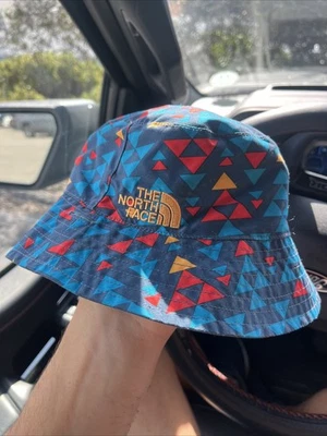 Sombrero cubo The North Face con correa talla juvenil geométrico vibrante colorido Foto 1 de 4