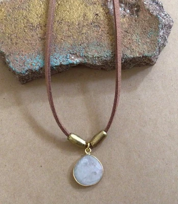 Натуральный подлинный лунный камень Sundance подвеска ремесленника ожерелье замшевый шнур - Изображение 1 из 4