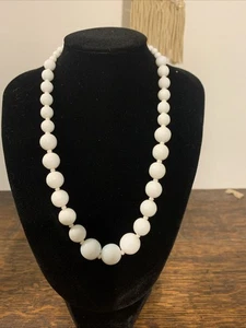 vintage white glass beads necklace - Picture 1 of 4