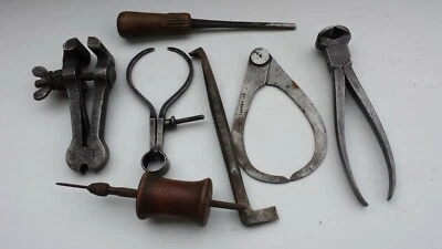 Bel ensemble d'outils anciens. Tenaille Peugeot, compas Goldenberg, Louvet +++ - Photo 1/3