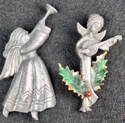 2 件复古锡制圣诞天使胸针吹号 - 玩琵琶首饰 — 第 1/4 张图片