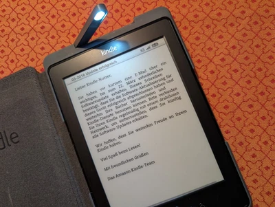 Amazon Kindle, 15 cm 6 Zoll E Ink, WLAN (5. Generation) mit Lederhülle und Licht - Bild 1 von 4