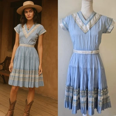 Vestido De Colección Años 50 Nuevo México Fiesta Patio Suroeste Azul Plisado Plateado Borde Griego Foto 1 de 4