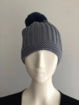 NUEVO CON ETIQUETAS $ 59.50 ANN TAYLOR Gorro Acanalado Gris SOMBRERO Con AZUL Piel Sintética Pom-Gris Foto 1 de 4