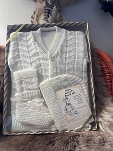 New White Boxed Knitted infant bootie 3ps Set (up to 12 months) Vtg 80-99s - Picture 1 of 7