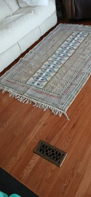 Alfombra hecha a mano de 4' x 6' con bordados a mano y flecos por Mandala Life ART Foto 1 de 4