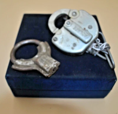 DOS candados antiguos: ADLAKE Railroad Lock & Chain y Sterling Lock Co, sin llaves Foto 1 de 4