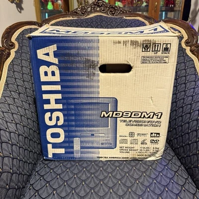Toshiba MD9DM1R 9" CRT Color TV Reproductor de DVD Combo con Control Remoto OEM Probado en Caja Original Foto 1 de 4
