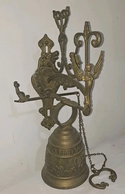 Llamador y campana de puerta vintage de latón ornamentado con vocem-meam Audi Qui-Me-Tangit Foto 1 de 4