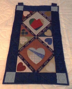 Handgefertigte Amish gesteppte Siebdruck Herzen Wandbehang (17" B x 30" H) - Bild 1 von 3