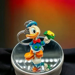 Vintage 1986 Walt Disney Donald Ente mit Blumen Schlüsselanhänger Figur Spielzeug Applaus PVC - Bild 1 von 12