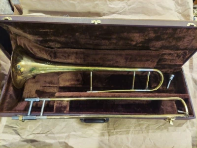 Trombón de latón Buescher Aristocrat, EE. UU., buen estado, con estuche y boquilla Foto 1 de 4