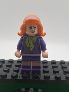 LEGO Daphne Minifigure 75904 75903 Scooby-Doo Mystery Mansion Lighthouse - Picture 1 of 2
