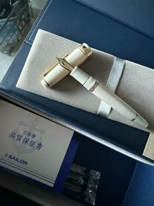 SAILOR Poesie Original Limited Fountain Pen Pink Light 21K MF Pearl White Gold - Imagen 1 de 5