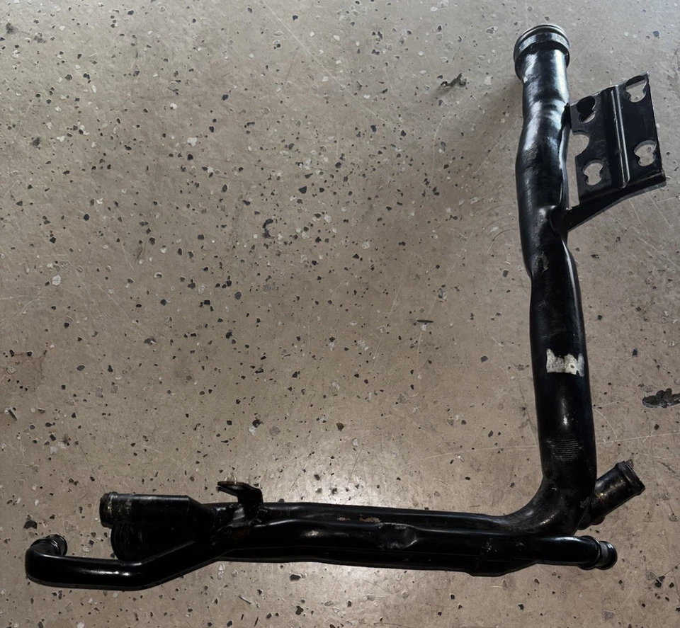 Tubo de refrigerante de línea dura para manguera superior del radiador Audi 2.7T 078121070 Foto 1 de 4