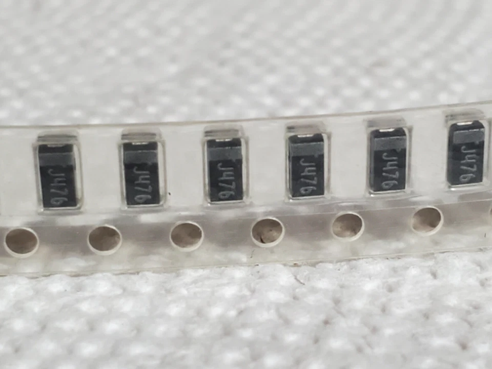 Condensadores fijos de tántalo sólido Kyocera F930J476KAA Foto 1 de 1