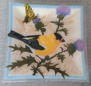 Beautiful Peggy Karr Fused Glass Plate Goldfinch/ Butterfly 9.75×9.75" - Picture 1 of 4