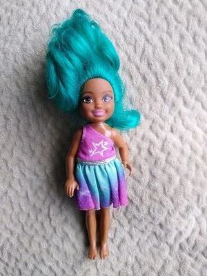 Boneca Barbie Dreamtopia Rainbow Cove Chelsea cabelo azul-petróleo olhos castanhos Mattel 2010 - Imagem 1 de 2